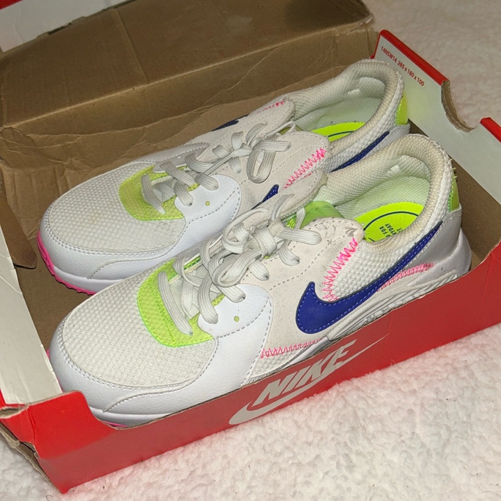 NEW Nike sneakers